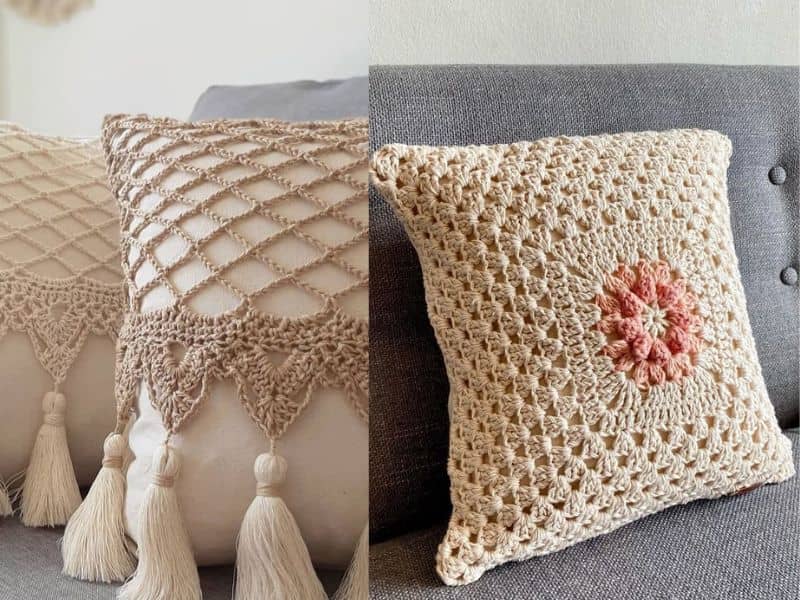 Close-up de duas capas de almofada de crochê em tons neutros sobre um sofá, uma com design em losangos e franjas, e outra com um motivo floral central.