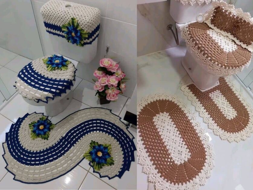 Conjuntos de crochê para banheiro: um em tons de azul e branco com detalhes florais, outro em bege e branco, ambos cobrindo tampa e base do vaso sanitário, acompanhados de tapetes.