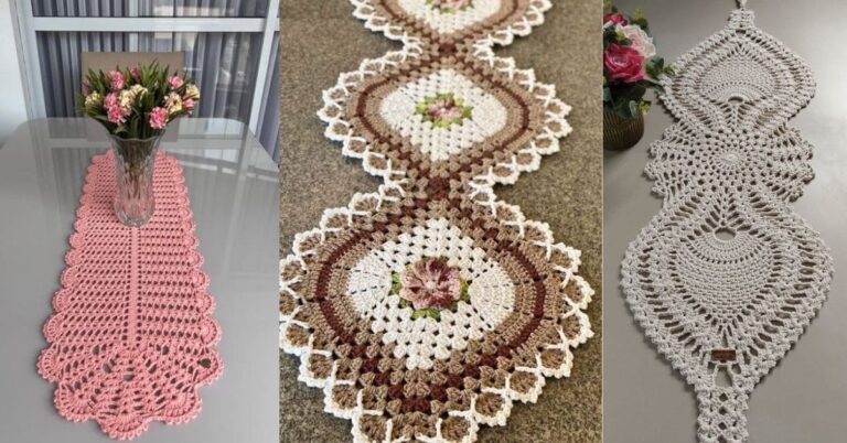 Três trilhos de mesa de crochê com designs diferentes: um rosa com vaso de flores, um marrom e branco com detalhe de flor, e um branco.