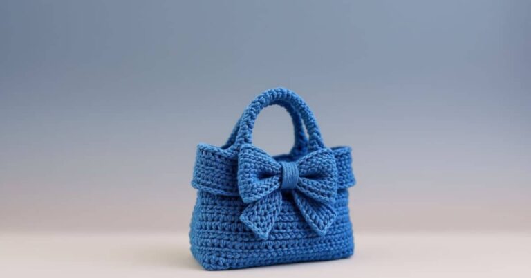 Bolsa azul de crochê com um grande laço, em fundo azul claro.