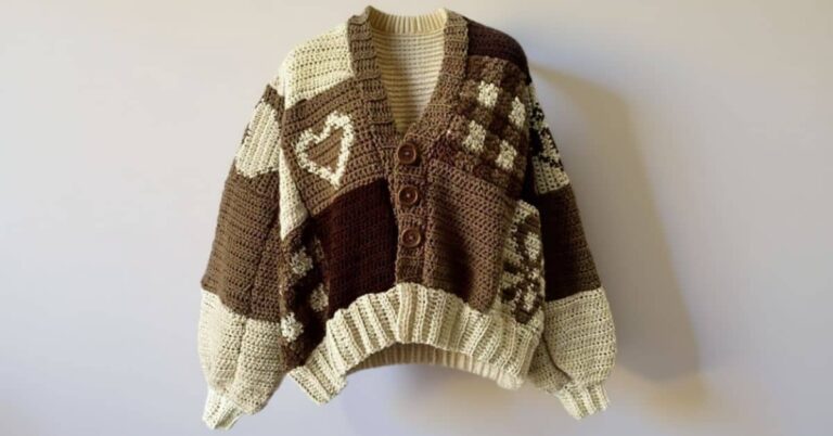 Casaco de crochê marrom e bege com desenho de coração e botões marrons.