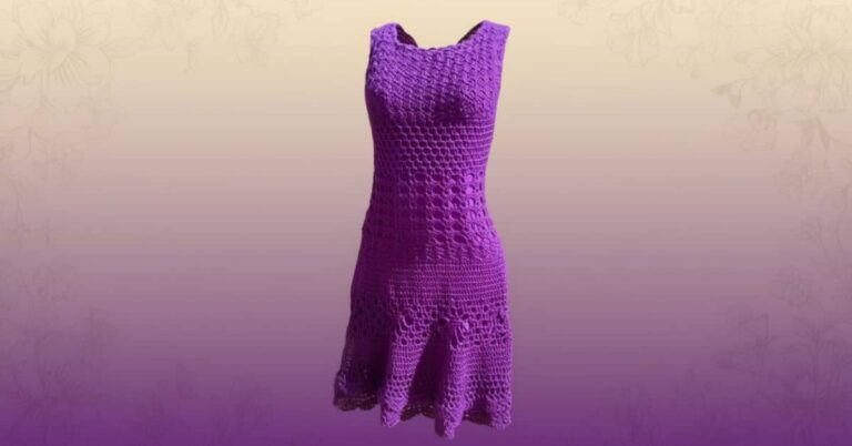 Um vestido de crochê roxo sem mangas, exibido em frente a um fundo gradiente decorado com flores.