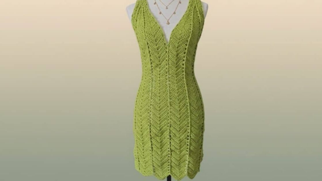 Vestido de crochê verde limão com decote em V e modelagem justa, em manequim.
